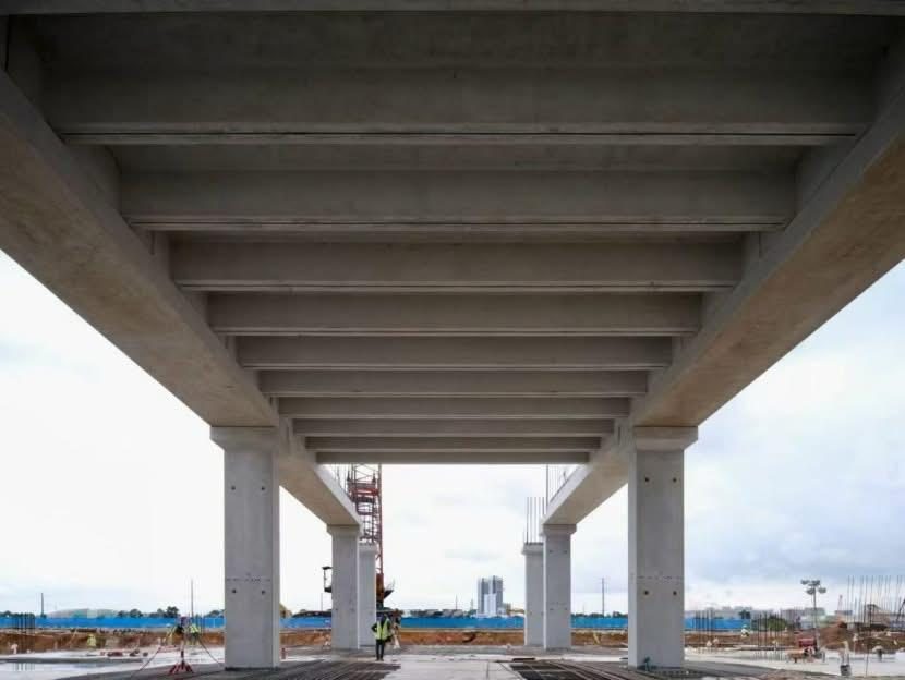 Double tee floor units spanning between precast beams and columns
