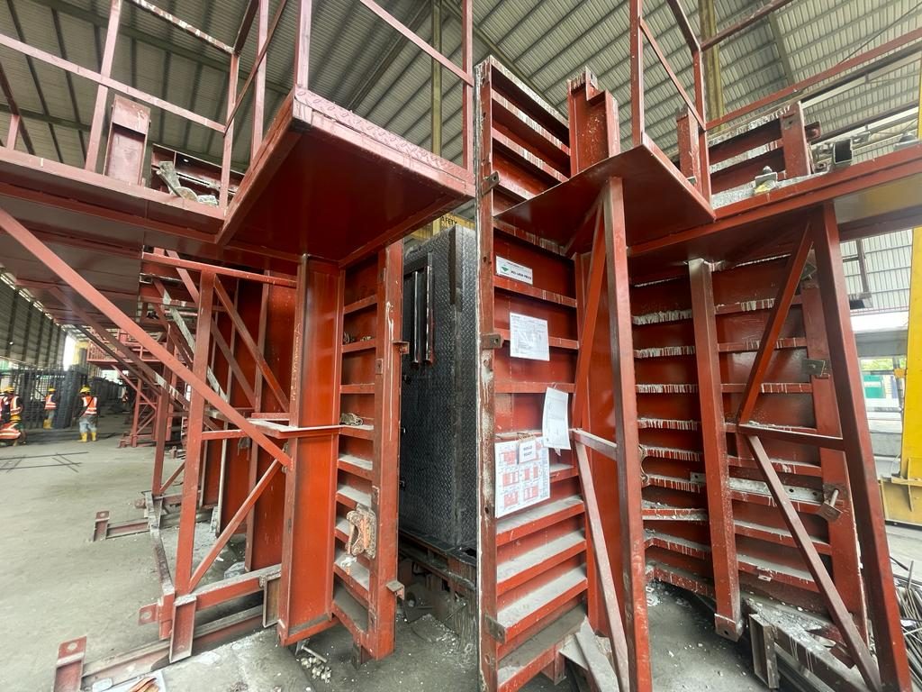 Steel mould for a volumetric unit under fabrication