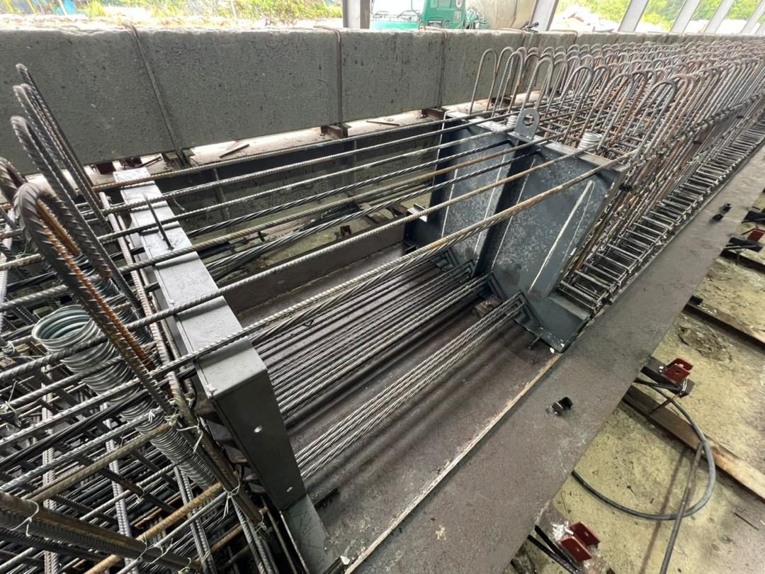 Reinforcement cage and tendons assembled in a prestressed beam mould
