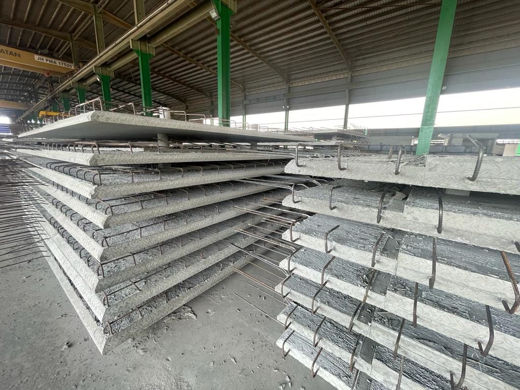 Stacked precast floor planks with projecting lacer bars